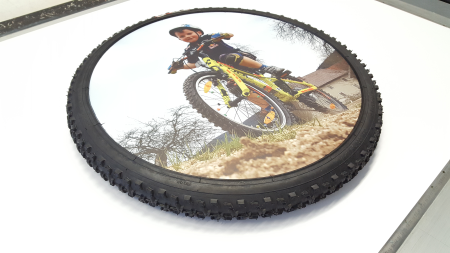 Komplettes Photo-Wheel mit Druck in einem neuen Fahrradmantel.