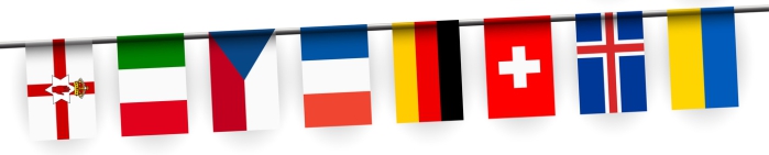 Ausschnitt von 8 Nationalfahnen der Fahnenkette zur Fußball EM 2016