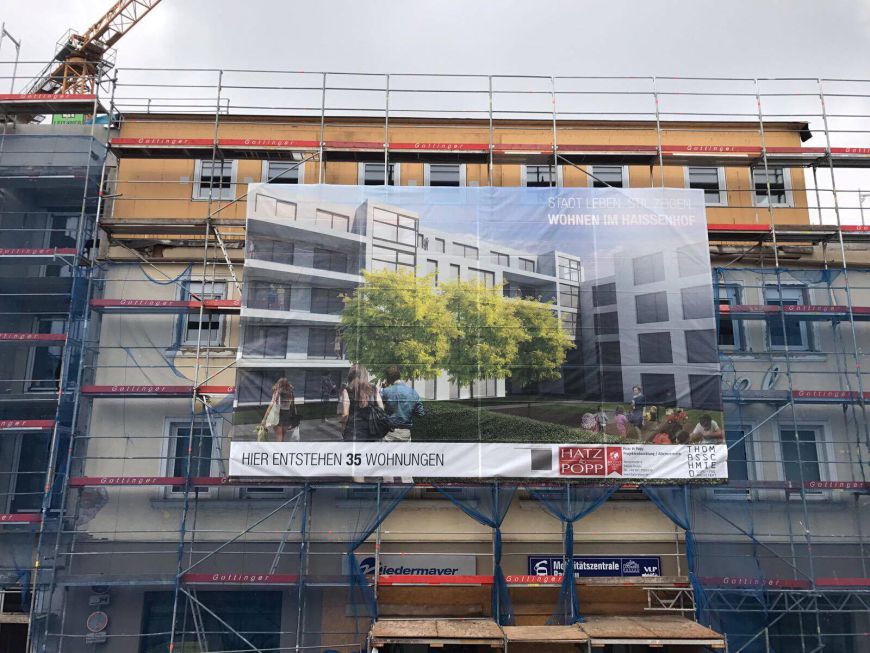 Bedruckte Gerüstplane an Baugerüst in Passau