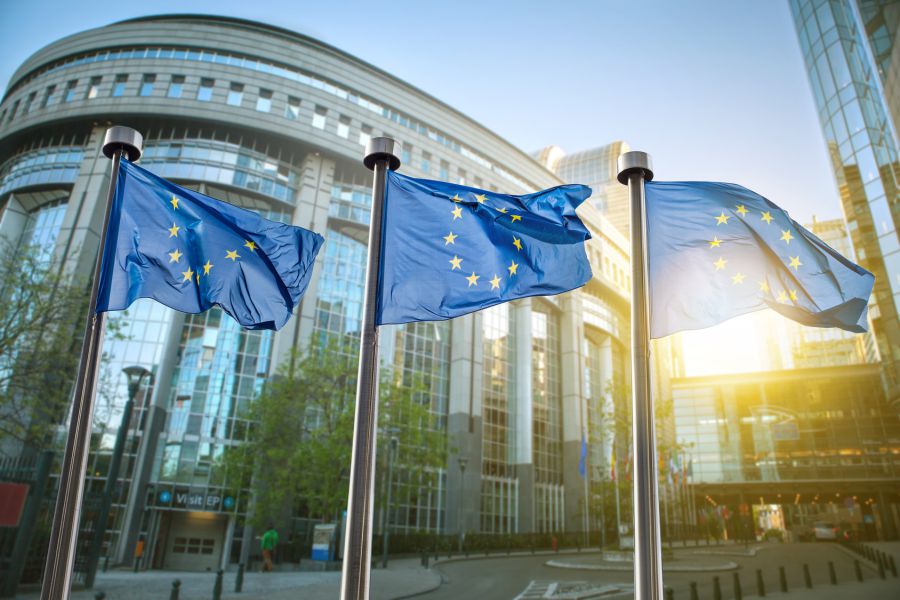 mehrere Hissfahnen mit der EU Fahne