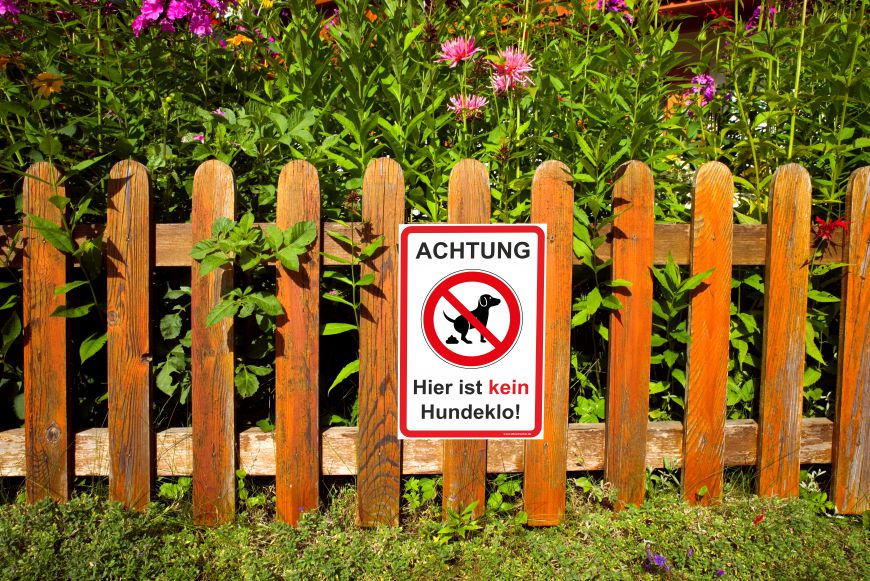 Hier ist kein Hundeklo Schild Version 01 an einem Holzzaun