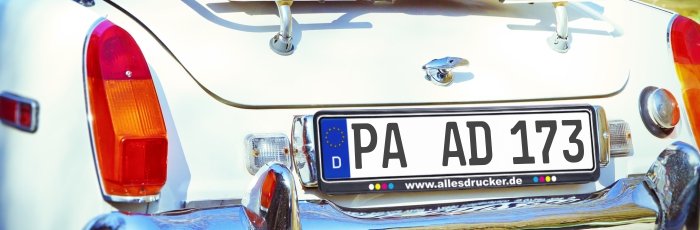 Kennzeichenhalter bedruckt mit Logo und Wunschtext