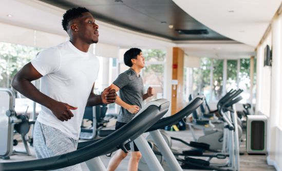 Fitnessstudio mit mobilem HEPA Luftreiniger