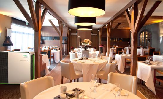 Restaurant mit mobilem HEPA Luftreiniger