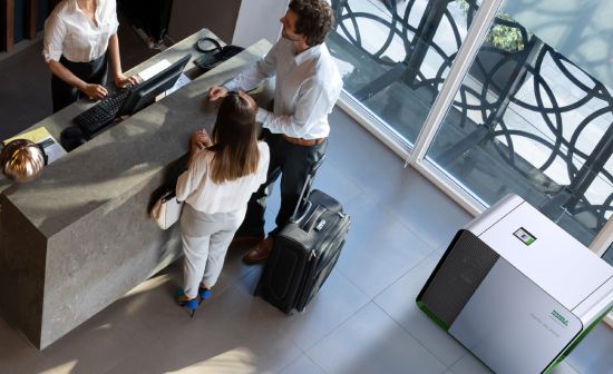 Mobiler HEPA Luftreiniger in einem Hotel Foyer