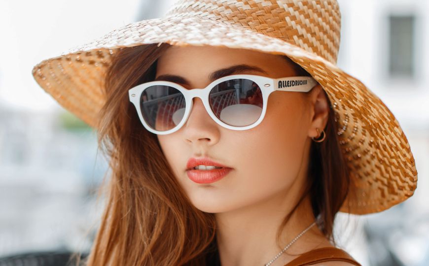 Sonnenbrillen vom Allesdrucker Damen mit Strohhut und bedruckter Sonnenbrille