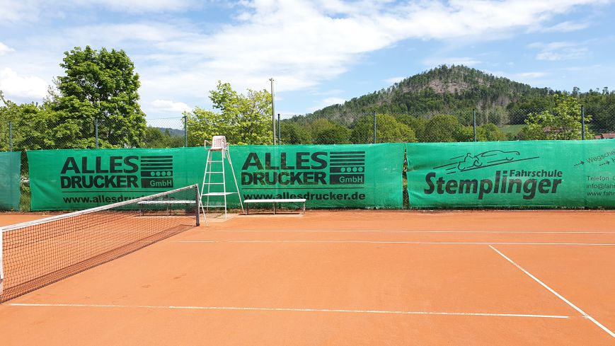 Grüne Tennisblenden auf dem Tennisplatz des TV Hauzenberg