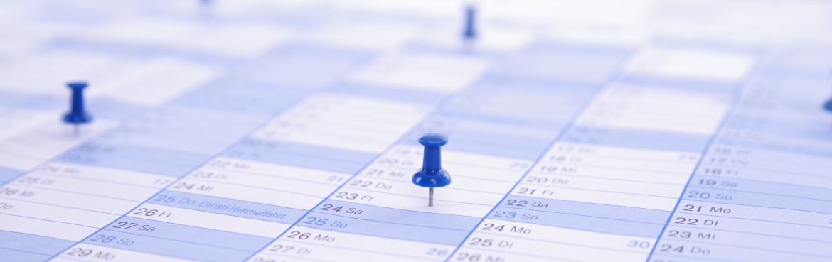 Wandkalender 2025 mit einigen Markiernadeln